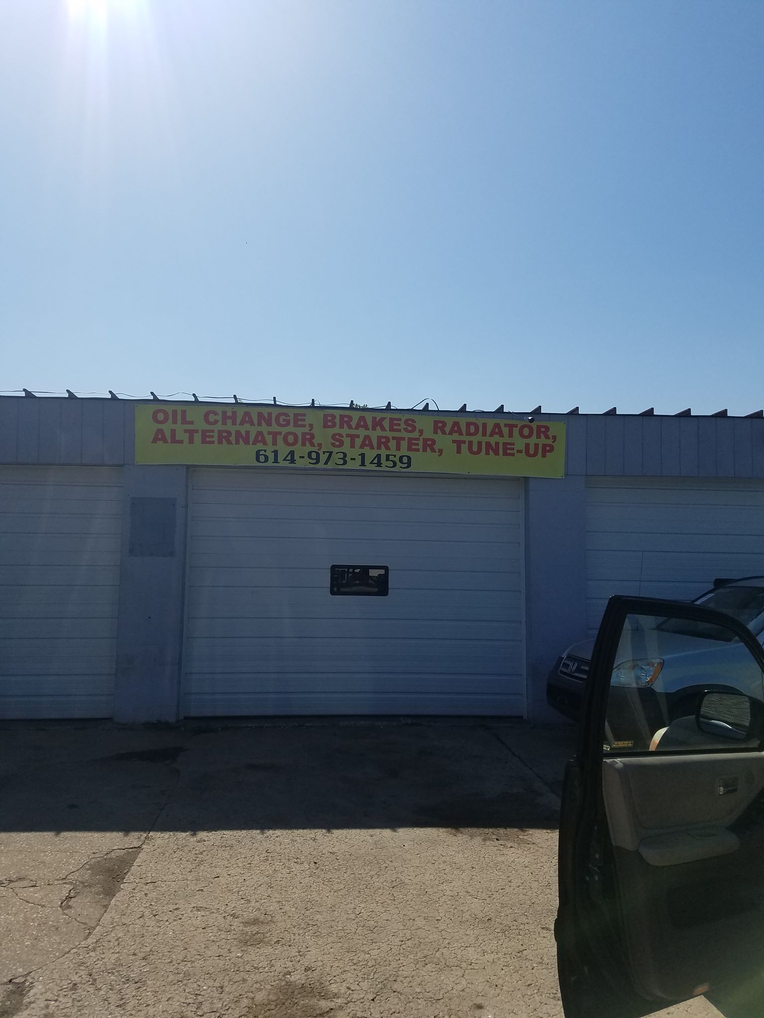 El Keperica Auto-Care shop exterior with service sign